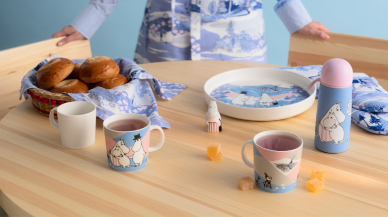 Moomin Arabias Äntligen hemma -kollektion stödjer Röda Korsets de Ungas skyddshus arbete
