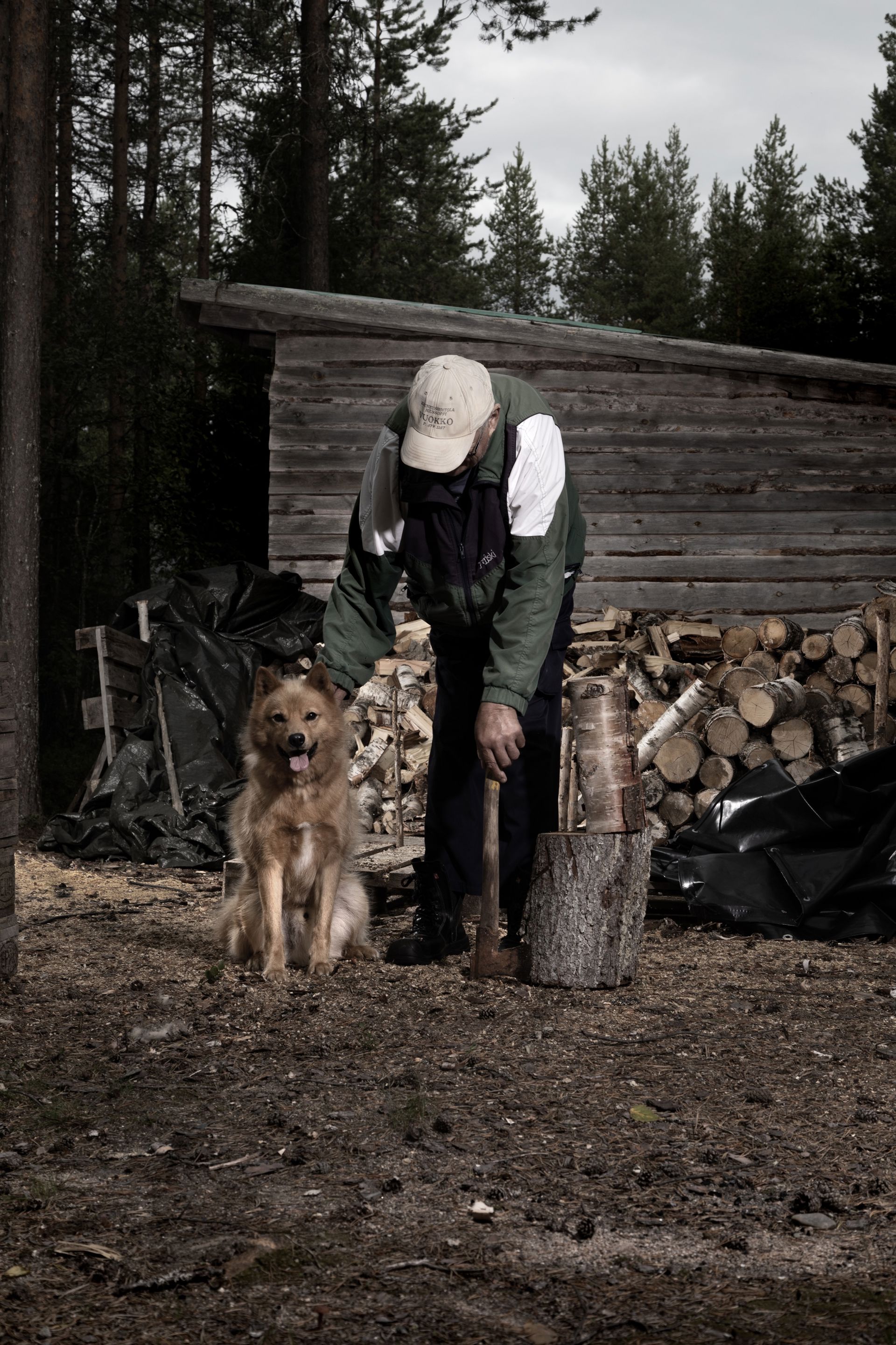 En person och en hund.