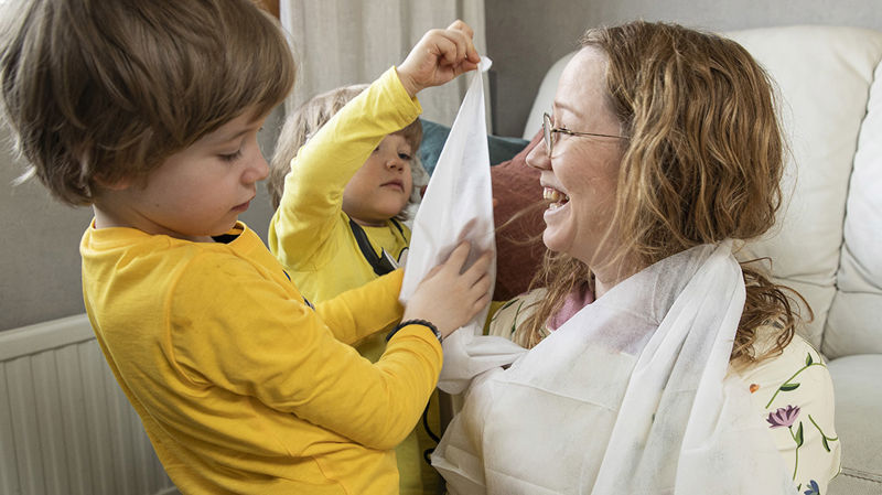 Så här lärde sig familjen Jokiaho färdigheter i första hjälpen hemma