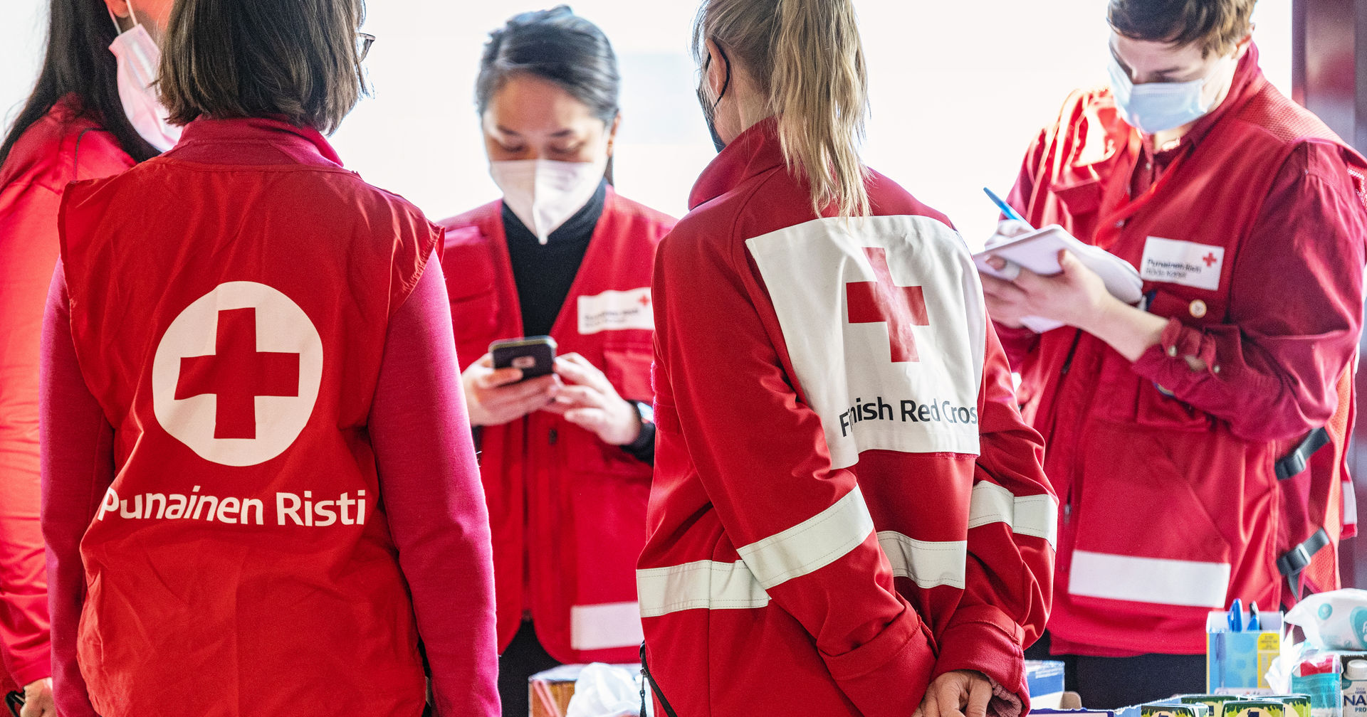 Personer med Röda Korsets kläder på sig i Västra Hamnen.