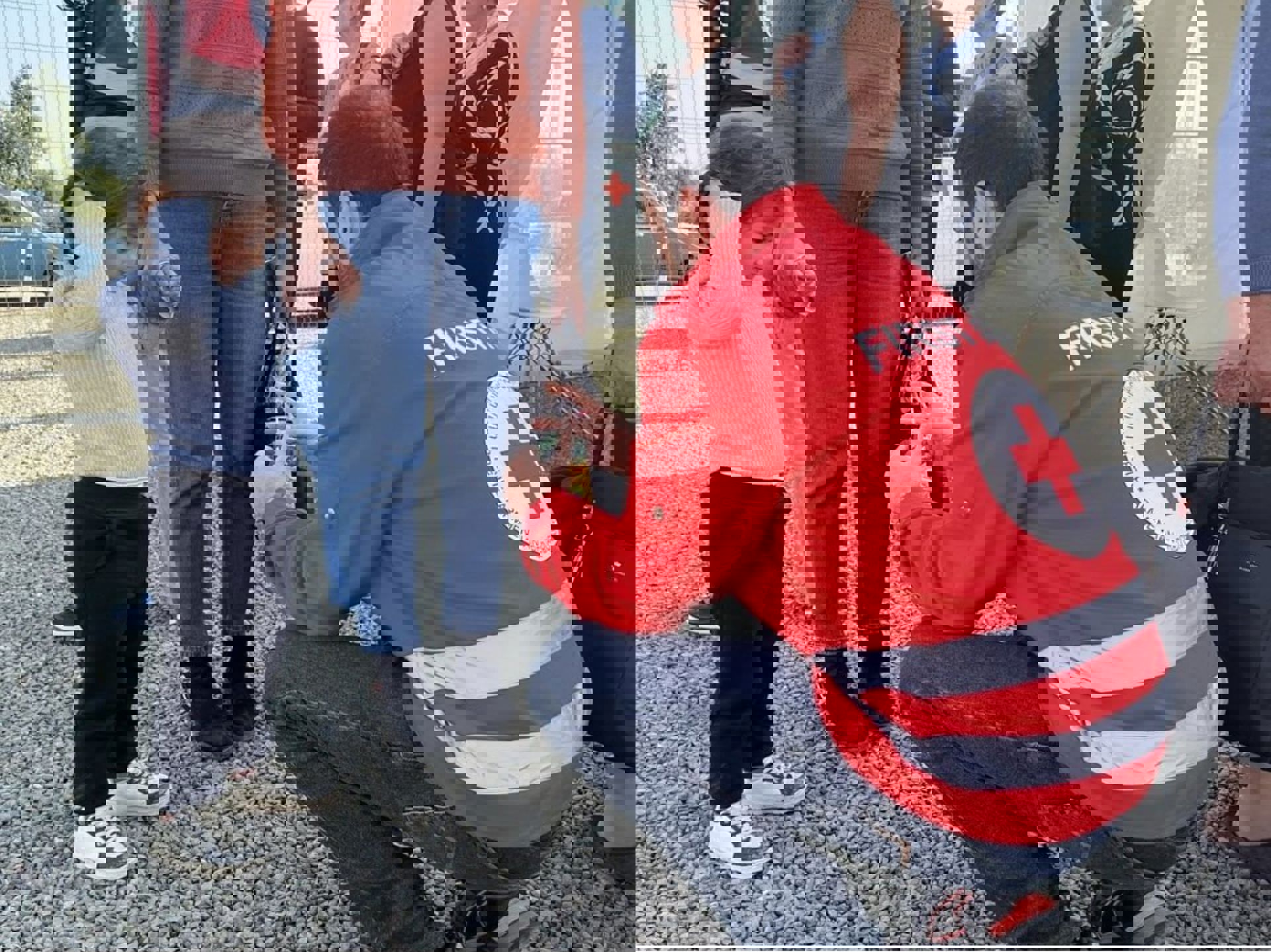 En frivillig från Armeniens Röda Korset hjälper ett barn.