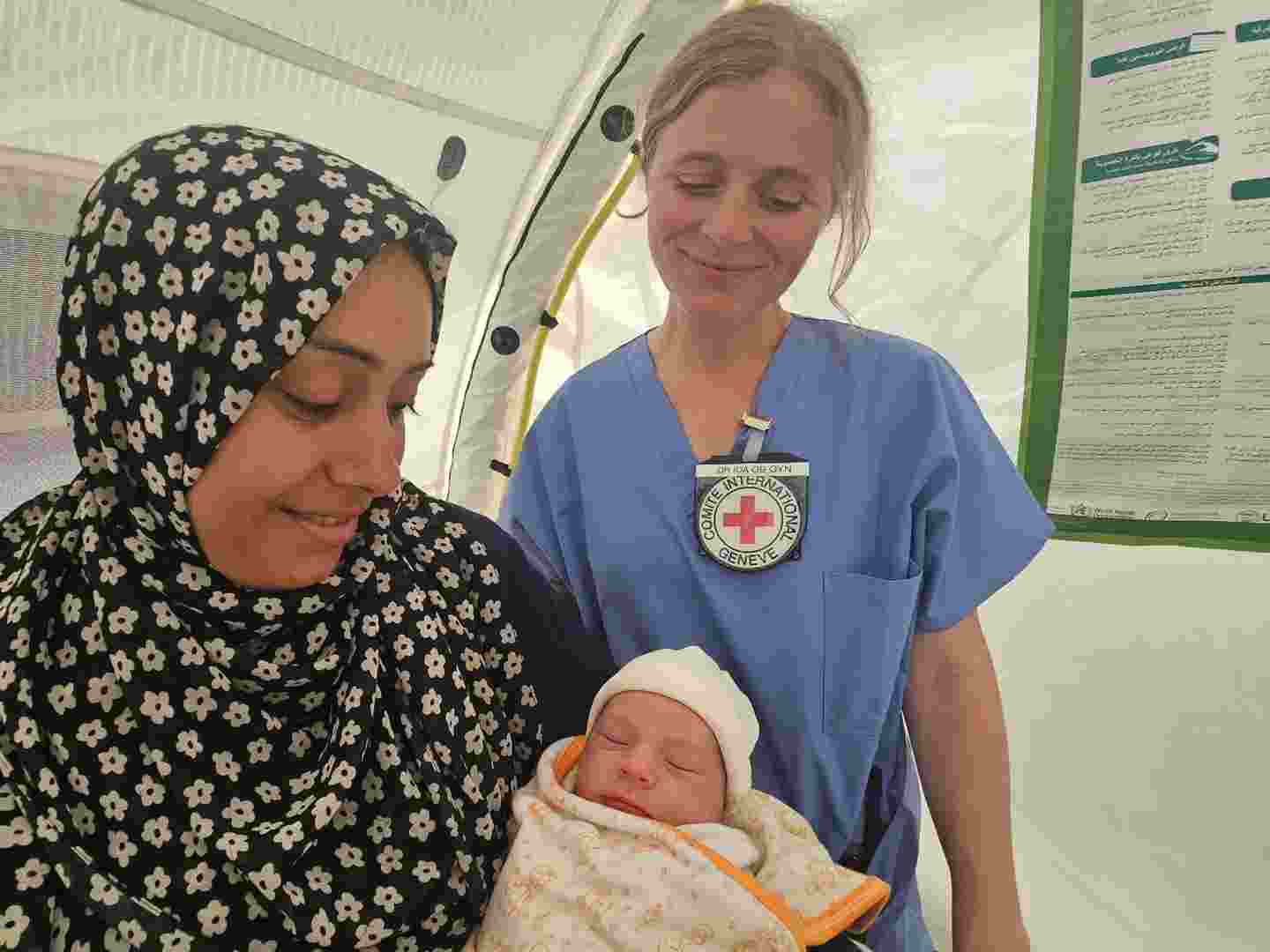 Reem Abo Mousa, som födde sitt barn i Röda Korsets fältsjukhus, med sin nyfödda baby Sanad och Röda Korsets biståndsarbetare. ”Sanad betyder stöd”, berättar Reem. 