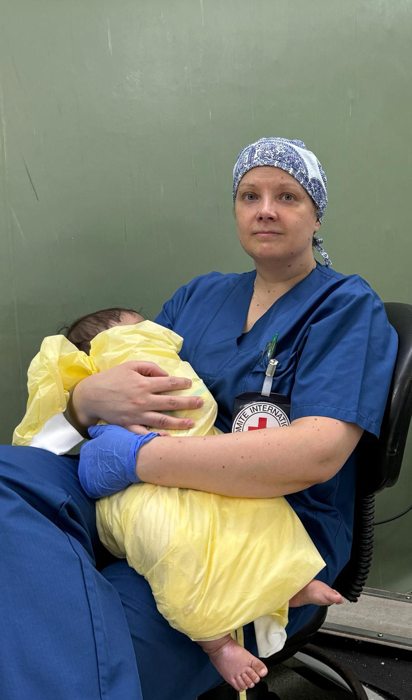 Anestesiolog Anni Walli med sin patient. 
