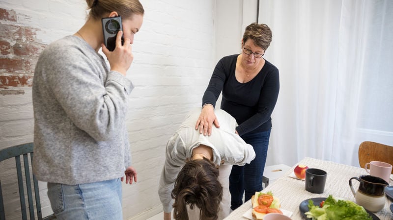 Så här avlägsnar du ett främmande föremål från luftvägarna hos en vuxen person