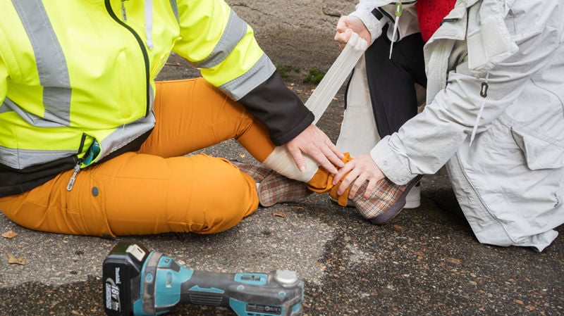 Så här ger du första hjälpen till en person som fått ett sår