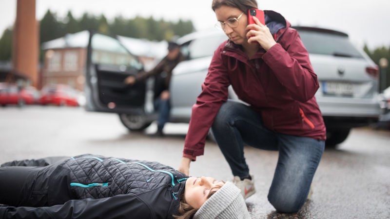 Så här ger du första hjälpen till ett medvetslöst barn