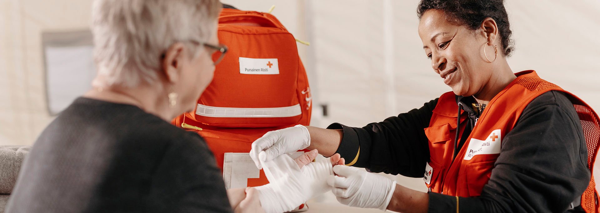 Röda Korsets utbildare lär barnen att vända en medvetslös person i stabilt sidoläge.