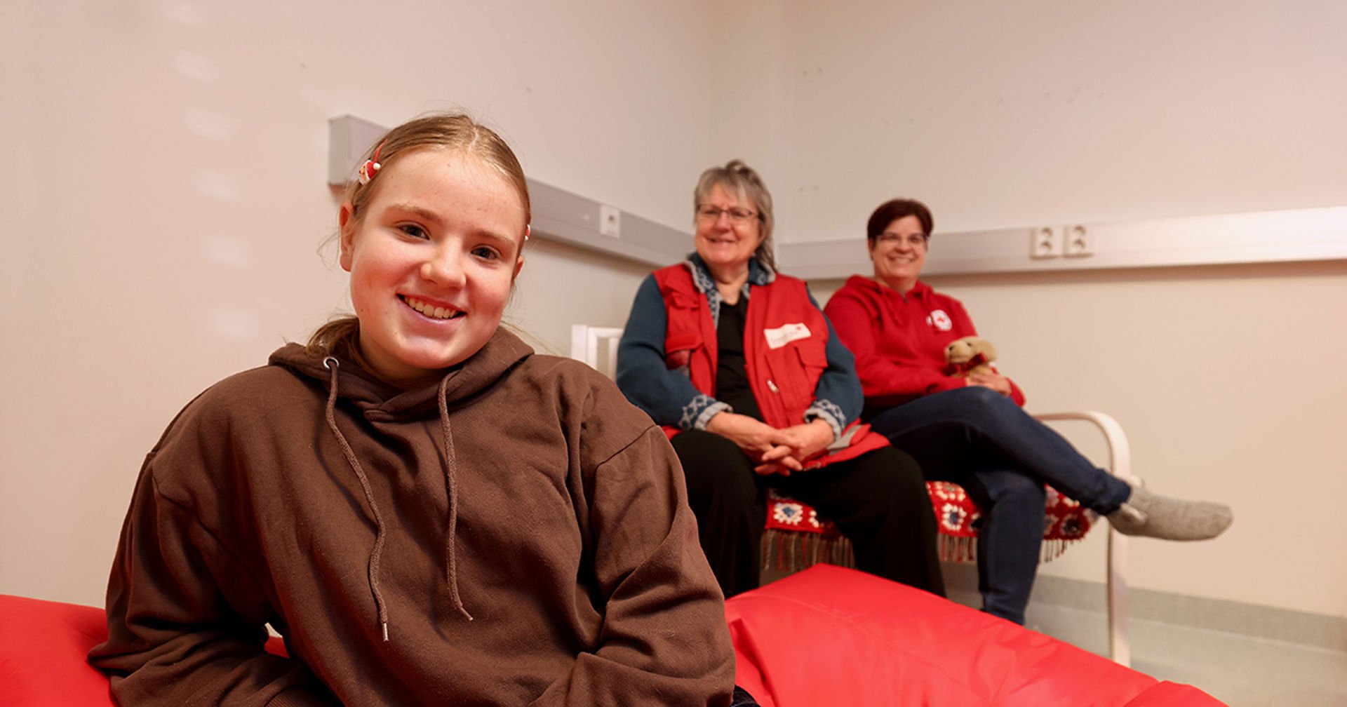 Två frivilligare, Maija Tammisto och Sirpa Tamminen, och Mari Kotolahti från Satakunta distrikt ler.