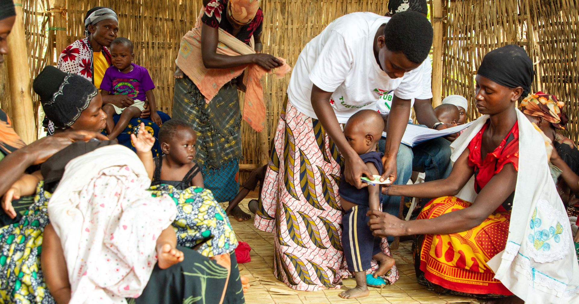 I Burundi studeras barns näring till exempel genom att mäta barns armomkrets. Nutritions- och rådgivningskliniker hjälper familjer att ge sina barn hälsosam och mångsidig mat.