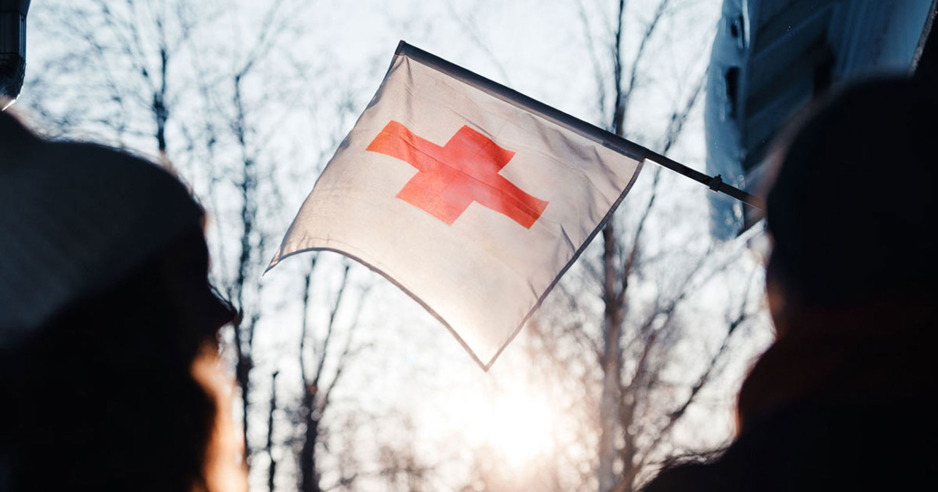 Röda Korsets flagga framför De ungas skyddshus.